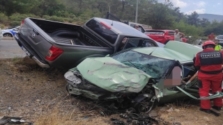 Bodrum’da kamyonetle otomobilin çarpışması sonucu 6 kişi yaralandı