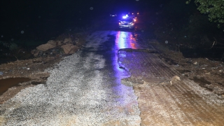 Çanakkale’de sağanak nedeniyle bir köy yolunda göçme meydana geldi