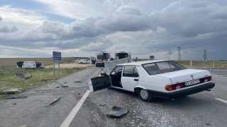 Edirne’de iki otomobilin çarpıştığı kazada 3 kişi yaralandı