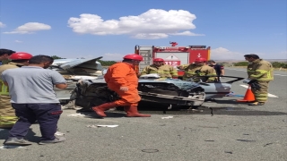 Kırıkkale’de tıra çarpan otomobildeki 2 kişi öldü, 1 kişi yaralandı