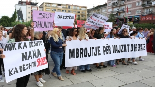 Kosova’da kadın ve kızların şiddetten korunması talebiyle protesto yürüyüşü düzenlendi