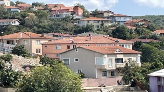 Beykoz’da yıkım kararı olan binanın sakinleri çatıya çıktı