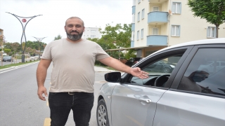 Sakarya’da hırsızın kapısı açık otomobile camdan girip para çalması kamerada