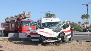 Antalya’da ambulans ile midibüsün çarpıştığı kazada 2 kişi yaralandı