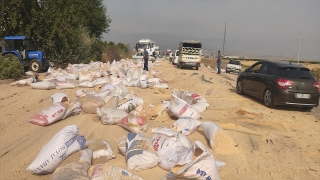 Gaziantep’te seyir halindeki tırdan düşen yem çuvalları trafiği aksattı