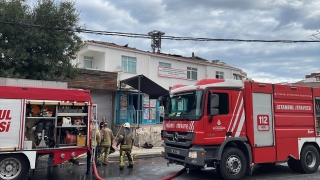 Sancaktepe’de çıkan yangında iki katlı binanın çatısında hasar oluştu