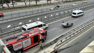 Kadıköy’de bariyerlere çarparak ters dönen otomobilin sürücüsü yaralandı