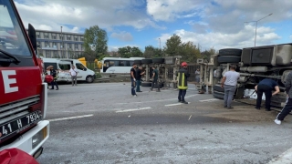 Kocaeli’de minibüsle çarpışan tır devrildi, D100’ün Ankara istikameti ulaşıma kapandı