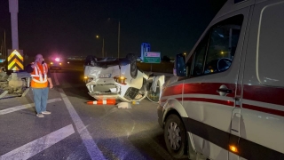 Kocaeli’de tırın çarpması sonucu devrilen otomobildeki 2 kişi yaralandı