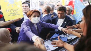 İYİ Parti Genel Başkanı Akşener İstanbul’da esnaf ziyaretlerinde bulundu