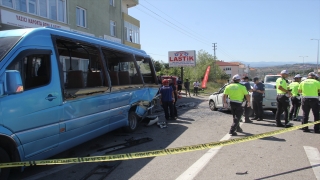 Sinop’ta park halindeki dolmuşa çarpan otomobilin sürücüsü öldü