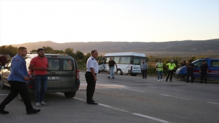 Tokat’ta servis minibüsüyle kamyonet çarpıştı, 11’i öğrenci 14 kişi yaralandı