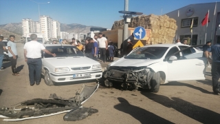 Adana’da tırın çarptığı otomobildeki anne ve iki çocuğu yaralandı