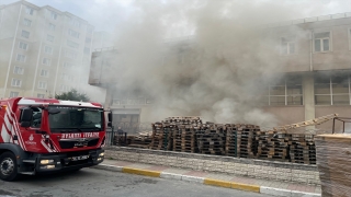 Beylikdüzü’nde depoda çıkan yangına müdahale ediliyor