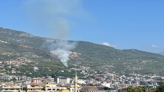 Alanya’da çıkan orman yangınına müdahale ediliyor