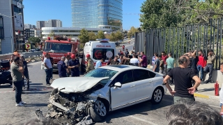 Pendik’te bariyere çarpan otomobilin sürücüsü yaralandı