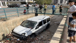 Gaziantep’te su kanalına düşen hafif ticari araçtaki anne ve oğlu yaralandı