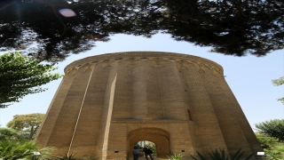 İranlı türbedar, Selçuklu’nun kurucusu Tuğrul Bey’in anıt mezarına evi gibi bakıyor