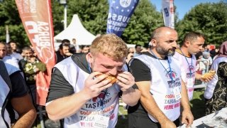 Bursa Gastronomi Festivali’ndeki yarışmayı 11 ”tahanlı pide” yiyerek kazandı