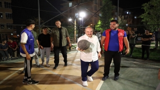 Bakan Varank, gençlerle basketbol oynadı