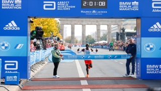 Berlin Maratonu’nu birincisi Eliud Kipchoge kendisine ait dünya rekorunu geliştirdi