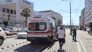 Kocaeli’de çıkan kavgada makasla yaralanan kişiyle baygınlık geçiren kadın hastaneye kaldırıldı