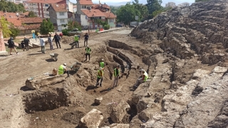 ”Sezar’ın Kalesi”ndeki antik tiyatronun seyirci basamakları gün yüzüne çıkarılıyor