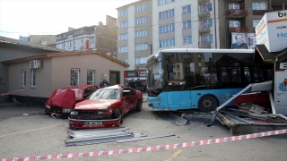 Sivas’ta halk otobüsünün park halindeki araçlara çarptığı kazada 7 kişi yaralandı