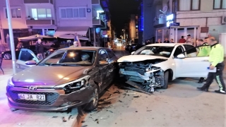 Kocaeli’de iki otomobilin çarpıştığı kazada 3 kişi yaralandı