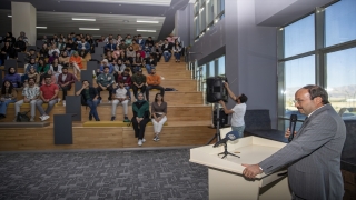 ETÜ’de akademik yıl açılışı dolayısıyla Rektör Prof. Dr. Çakmak, öğrencilerle bir araya geldi