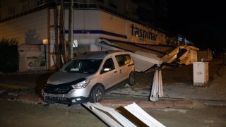 Başkentte kontrolden çıkan araç mağazaya girdi