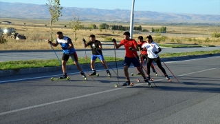 Muş’ta kayaklı koşu sporcuları asfaltta şampiyonalara hazırlanıyor