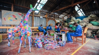 Sahillerden toplanan plastik terlikleri sanat eserine dönüştürüyorlar