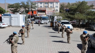 Van merkezli 4 ildeki tefecilik operasyonunda gözaltına alınan şüpheliler adliyeye sevk edildi