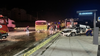 Kocaeli’de halk otobüsüne ve durağa çarpan otomobilin sürücüsü öldü