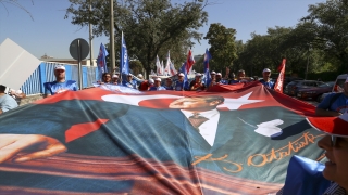 Eğitimİş öğretmenlerle ilgili bazı düzenlemelerin geri çekilmesi talebiyle yürüyüş düzenledi