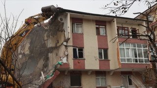 Keçiören'deki Onbirler Apartmanı'nın yıkımına başlandı