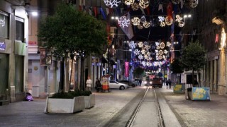 İstiklal Caddesi'nde beton saksıların bankları söküldü