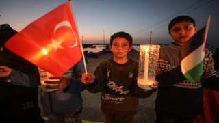 Filistinli çocuklar, depremzedelere hayatlarını kaybedenleri andı