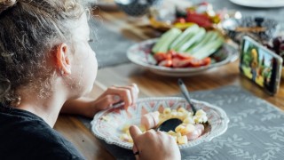 Ekran karşısında yemek tokluk hissini engelliyor